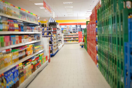 Gang im Getränke Star Getränkemarkt in Trier mit Getränkeregalen links und gestapelten Bierkisten rechts