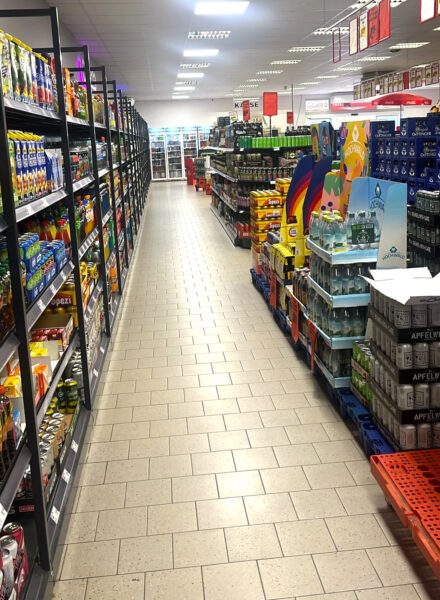 Gang mit Getränkeregalen und Aktionsflächen im Getränke Star Getränkemarkt in Trier