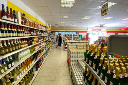 Verkaufsraum eines Getränke Star Getränkemarkts in Trier mit Wein-, Sekt- und Getränkeregalen