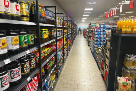 Langer Gang mit Regalen für Bier, Softdrinks und Mischgetränke im Getränke Star Getränkemarkt in Trier