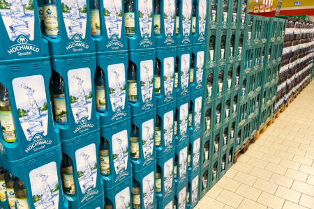 Gestapelte Getränkekisten mit Hochwald Sprudel Mineralwasser im Getränke Star Getränkemarkt in Trier