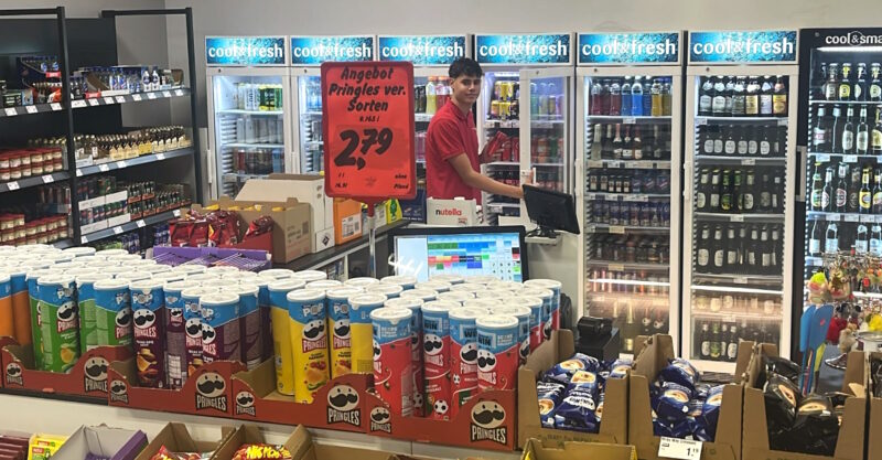Kassenbereich im Getränke Star Getränkemarkt in Trier mit Pringles-Angebot und Kühlregalen für Getränke im Hintergrund