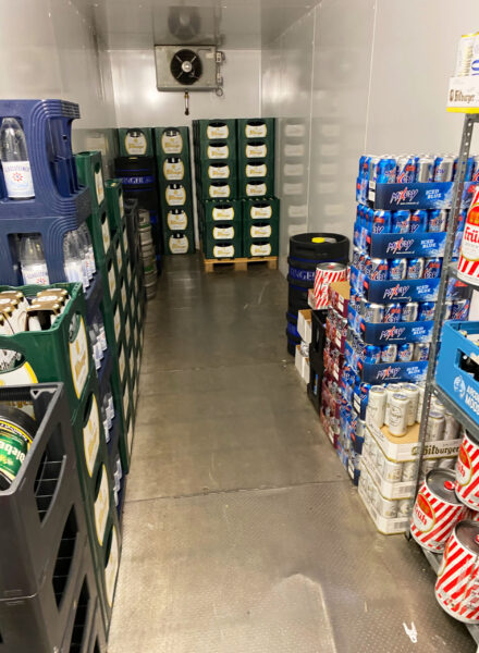 Kühlraum mit Getränkekisten, Bierfässern und Getränkedosen im Getränke Star Getränkemarkt in Trier