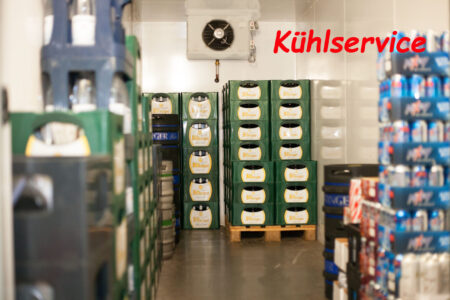 Kühlraum im Getränke Star Getränkemarkt Trier mit gestapelten Bitburger Bierkisten und Kühlanlage