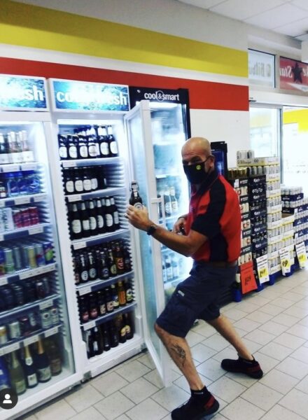 Mitarbeiter öffnet Kühlregal mit gekühltem Bier im Getränke Star Getränkemarkt in Trier