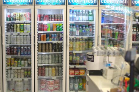 Kühlregal mit gekühlten Getränkedosen und Flaschen im Getränke Star Getränkemarkt in Trier