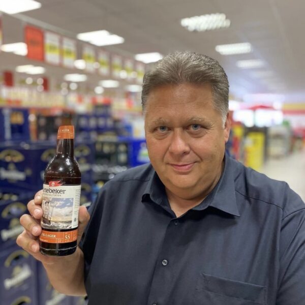 Mann hält eine Bierflasche im Getränke Star Getränkemarkt in Trier