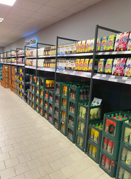 Regal mit Limonaden und Cola im Getränke Star Getränkemarkt in Trier