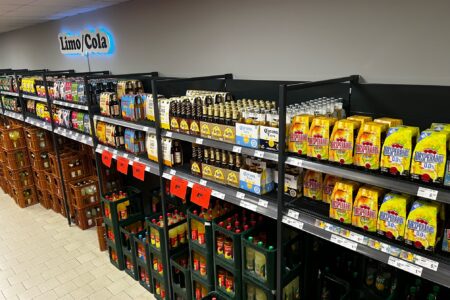 Regal mit Limonaden, Cola und Biermixgetränken im Getränke Star Getränkemarkt in Trier