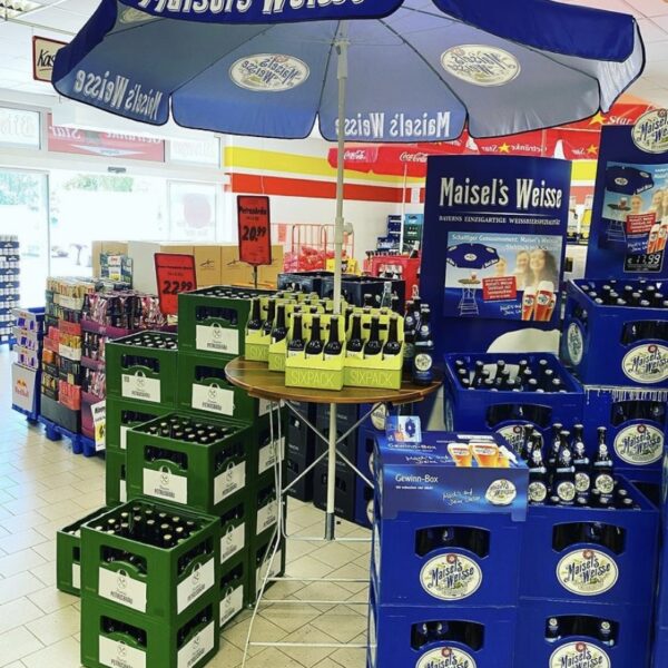 Maisel’s Weisse Bier Präsentation mit Sonnenschirm und Bierkisten im Getränke Star Getränkemarkt Trier