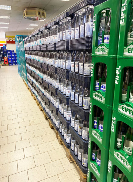 Gestapelte Kisten mit Mineralwasser von Gerolsteiner und Eifel in einem Getränke Star Getränkemarkt in Trier