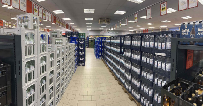 Gang mit Mineralwasser-Kisten im Getränke Star Getränkemarkt in Trier