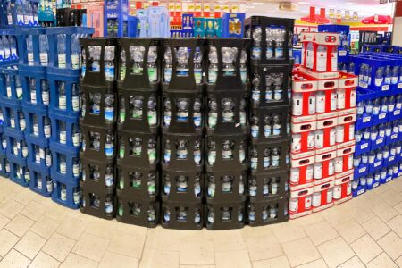 Große Auswahl an Mineralwasserkisten in blauen, schwarzen und weißen Kästen im Getränke Star Getränkemarkt in Trier