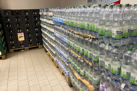Paletten mit Mineralwasserflaschen im Getränke Star Getränkemarkt in Trier