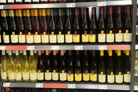 Weinregal mit verschiedenen Moselweinen im Getränke Star Getränkemarkt in Trier