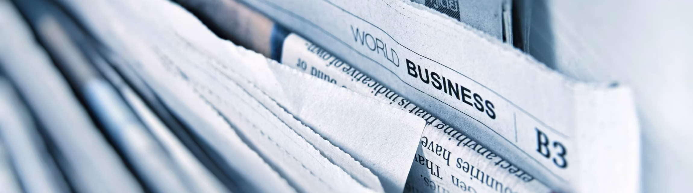 Stapel von Zeitungen mit sichtbaren Schlagzeilen