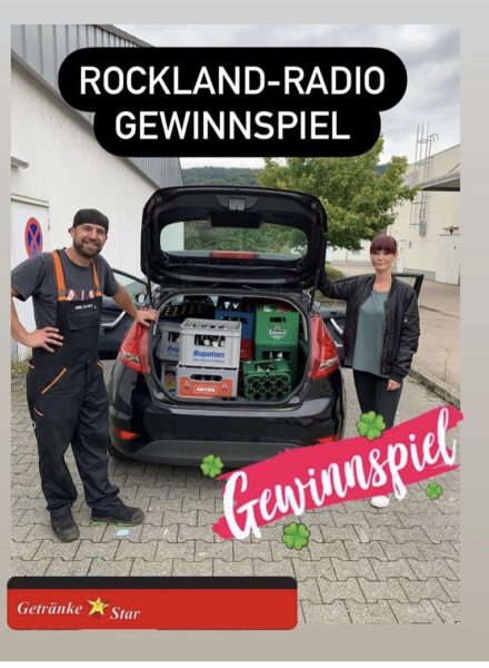 Mitarbeiter vor einem Auto mit Getränkekisten beim Rockland-Radio Gewinnspiel im Getränke Star Trier