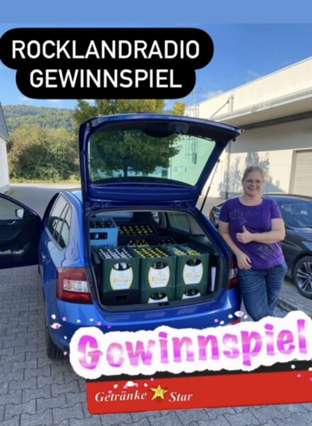 Teilnehmerin eines Rockland Radio Gewinnspiels steht neben einem Auto mit Getränkekisten von Getränke Star im Kofferraum
