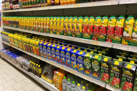 Regal mit Pfanner Säften und Eistee im Getränke Star Getränkemarkt in Trier