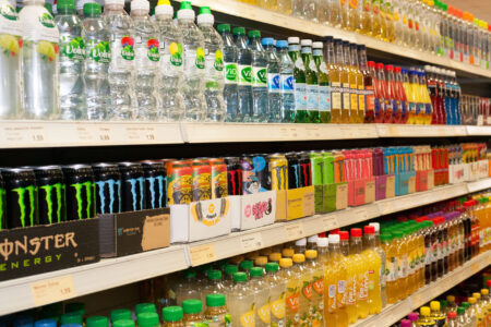 Regal mit Softdrinks, Mineralwasser und Energy-Drinks wie Monster im Getränke Star Getränkemarkt in Trier