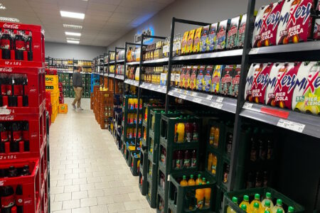 Gang mit Softdrink-Regalen und Getränkekisten im Getränke Star Getränkemarkt in Trier
