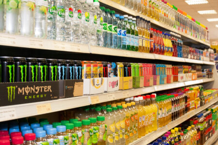 Regal mit Softdrinks, Wasser und Monster Energy Dosen im Getränke Star Getränkemarkt Trier