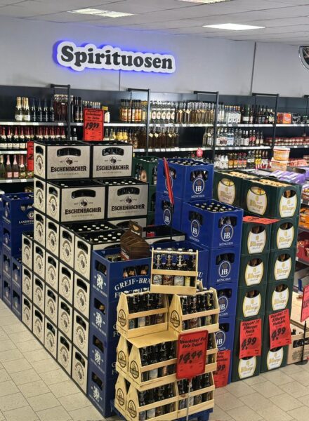 Regale mit Spirituosen und gestapelten Bierkisten im Getränke Star Getränkemarkt in Trier