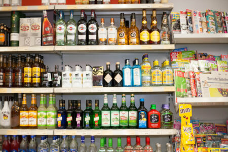Regal mit verschiedenen Spirituosenflaschen wie Gin, Rum, Likör und Martini im Getränke Star Getränkemarkt in Trier