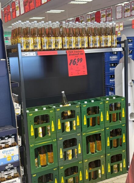 Flaschen mit Trauben-Direktsaft in Kisten und im Regal im Getränke Star Getränkemarkt in Trier