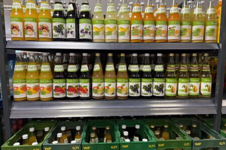 Regal mit verschiedenen Fruchtsäften der Marke Väth im Getränke Star Getränkemarkt in Trier