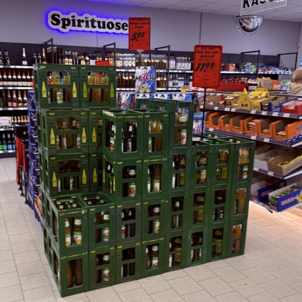 Gestapelte Getränkekisten mit Väth Säften im Getränke Star Getränkemarkt in Trier
