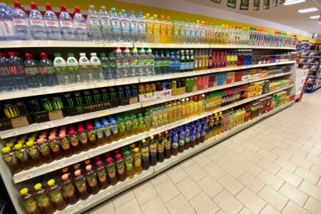 Langes Regal mit Mineralwasser, Softdrinks, Eistee und Energy Drinks im Getränke Star Getränkemarkt in Trier