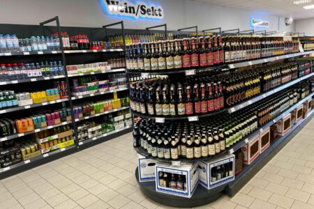 Regal mit Wein und Sekt sowie Getränkeregalen im Getränke Star Getränkemarkt in Trier