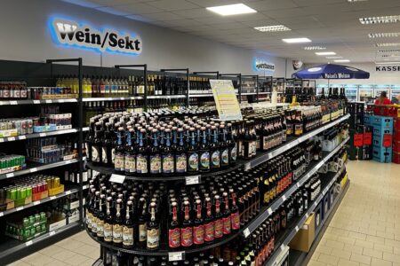 Regale mit Wein, Sekt und Bier im Getränke Star Getränkemarkt in Trier