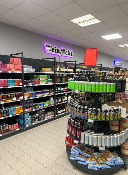 Regale mit Wein, Sekt und Energy-Drinks im Getränke Star Getränkemarkt in Trier