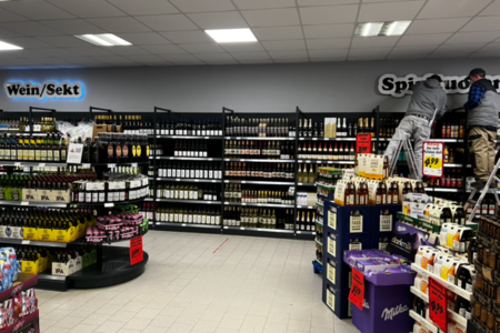 Regal mit Wein, Sekt und Spirituosen im Getränke Star Getränkemarkt in Trier