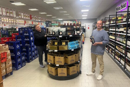 Mitarbeiter präsentieren Wein und Spirituosen in der Wein- und Sektabteilung des Getränke Star Getränkemarkts in Trier