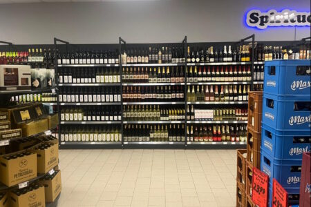 Großes Regal mit Wein, Sekt und Spirituosen im Getränke Star Getränkemarkt in Trier