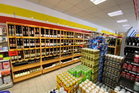 Weinabteilung mit großen Weinregalen im Getränke Star Getränkemarkt in Trier