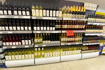 Regal mit Rotwein, Weißwein und Roséwein im Getränke Star Getränkemarkt in Trier