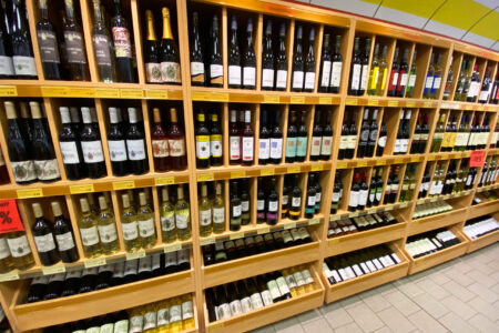 Großes Weinregal mit verschiedenen Rotwein- und Weißweinflaschen im Getränke Star Getränkemarkt in Trier