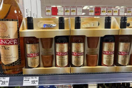 Wikinger Met Geschenkset mit Honigweinflaschen und Trinkbechern im Regal des Getränke Star Getränkemarktes